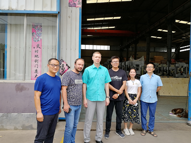 俄羅斯客戶到廠驗(yàn)收機(jī)器，獲得客戶一致好評(píng)